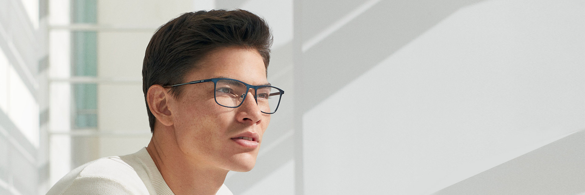 Un jeune homme porte des lunettes de vue ZEISS par Marchon.